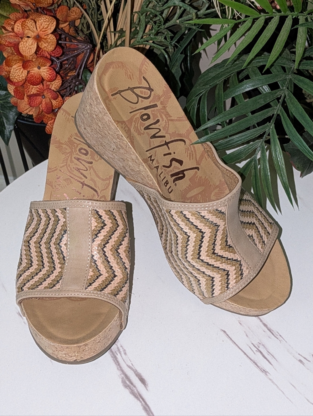 🔥SALE🔥Blowfish Women's Tan Chevron Slide Sandals - Picture 2 of 7